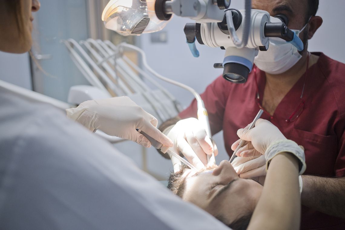 Tratamiento con microscopio dental en la clínica
